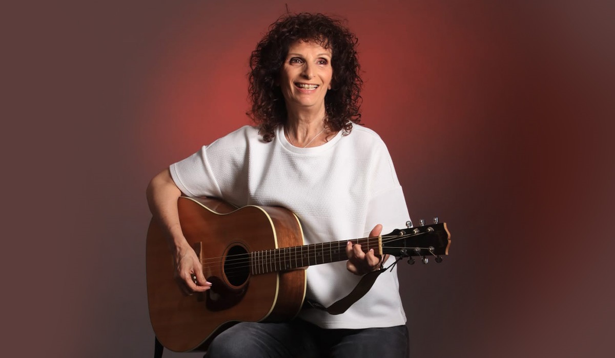 חזקה מהרוח - שרים אסתר שמיר