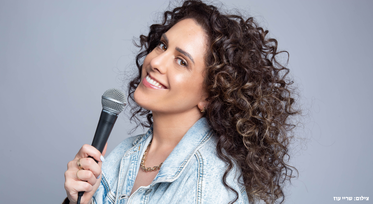 חגית גינזבורג במופע סטנדאפ 